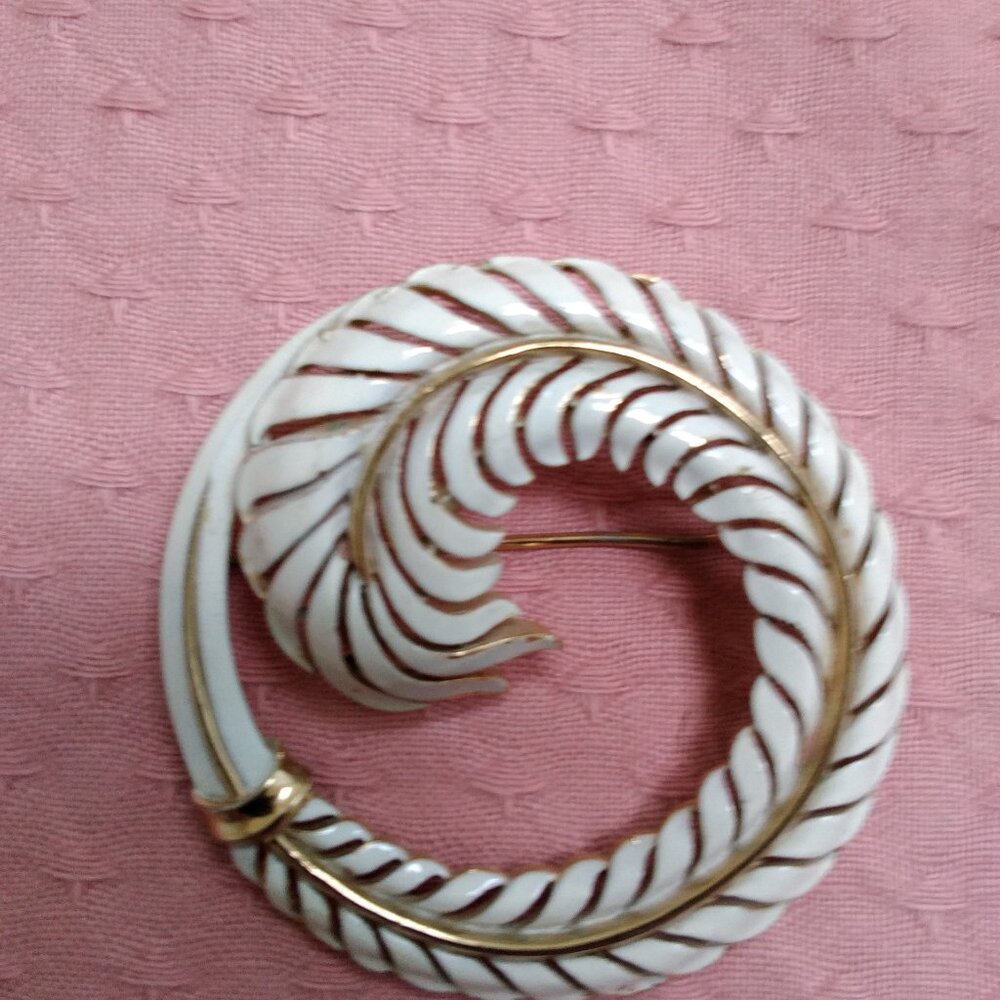 TRIFARI VINTAGE CROWN ENAMEL FEATHER BROOCH